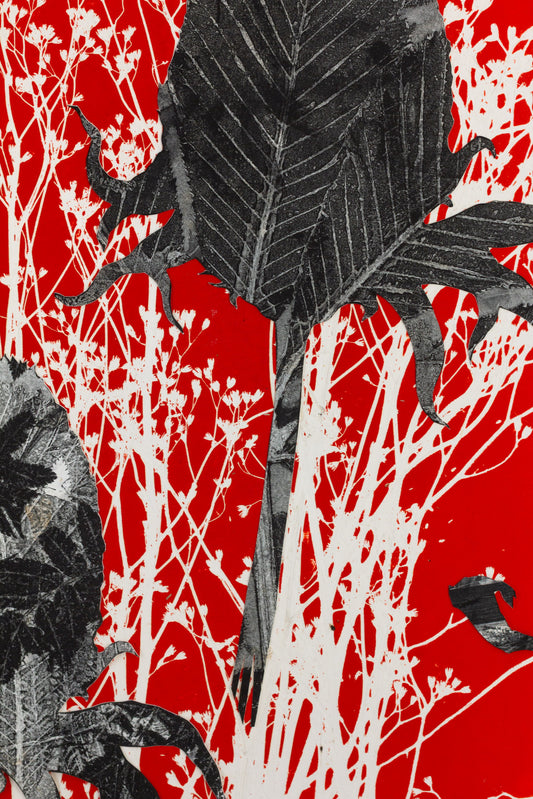 Collage mit schwarzen Blattformen und organischen Strukturen auf leuchtend rotem Hintergrund mit weißen Pflanzenmotiven – Collage with black leaf shapes and organic structures on a vivid red background with white plant silhouettes.