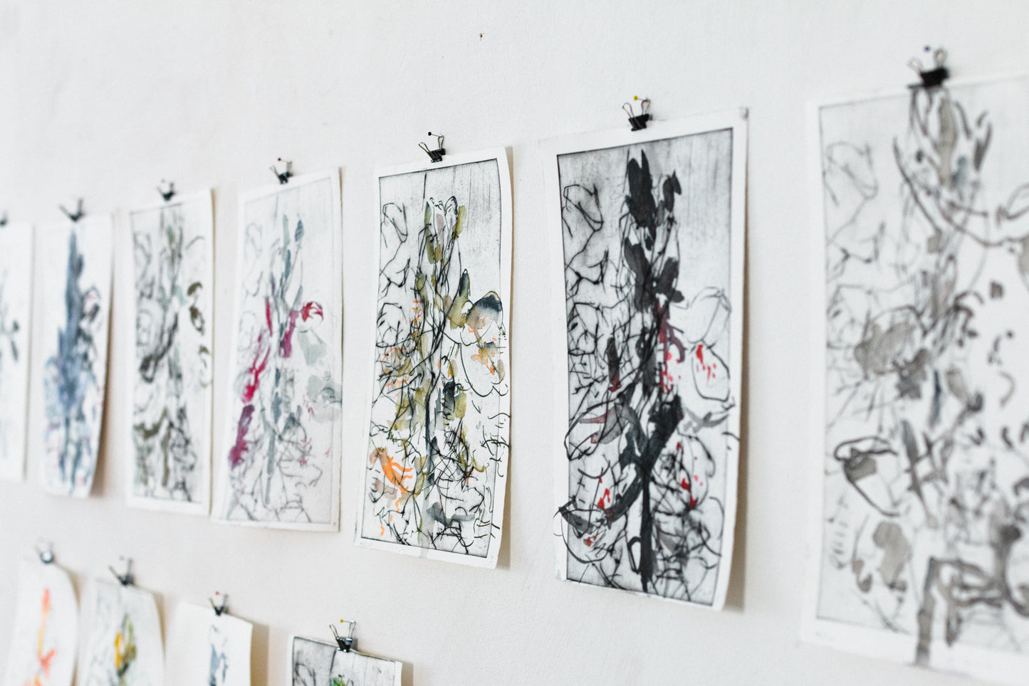 Abstraktes Pflanzenmotiv von Knabenkraut mit feinen schwarzen Linien und Flächen in Schwarz-, Orange-, Pink-, Grün-, Gelb- und Blautönen – Abstract plant motif of a marsh orchid with fine black lines and areas of black, green, yellow, pink, red, blue and orange.