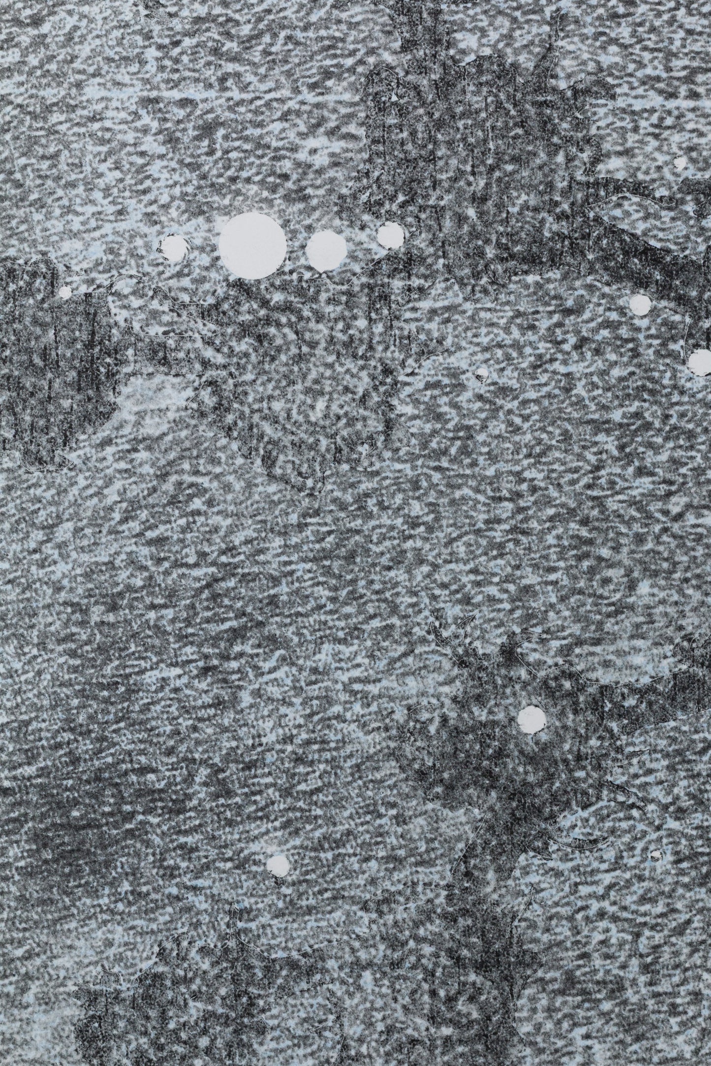 Abstraktes monochromes Kunstwerk in Grautönen mit organischen Strukturen und kreisförmigen Elementen – Abstract monochrome artwork in shades of grey with organic textures and circular shapes