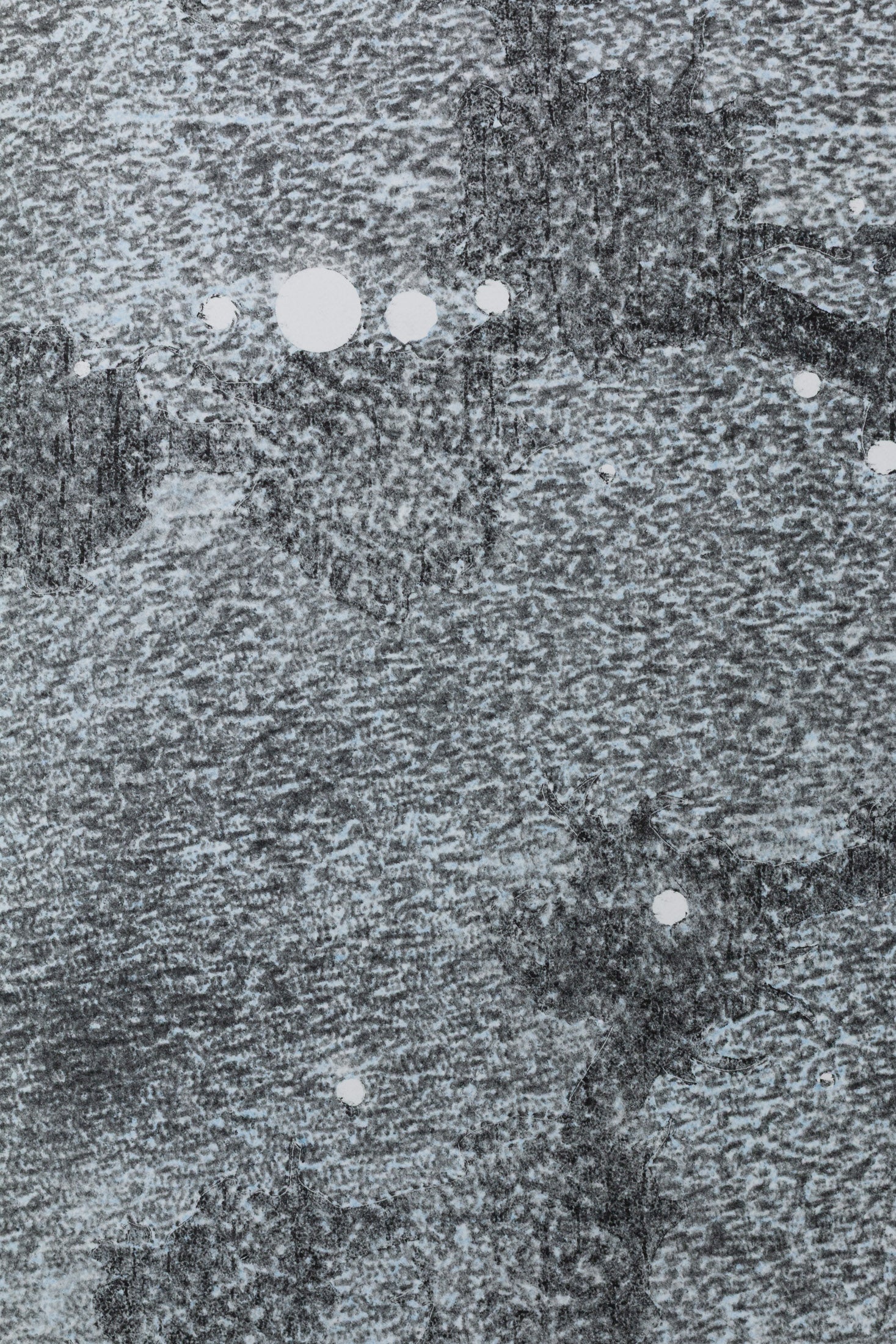 Abstraktes monochromes Kunstwerk in Grautönen mit organischen Strukturen und kreisförmigen Elementen – Abstract monochrome artwork in shades of grey with organic textures and circular shapes