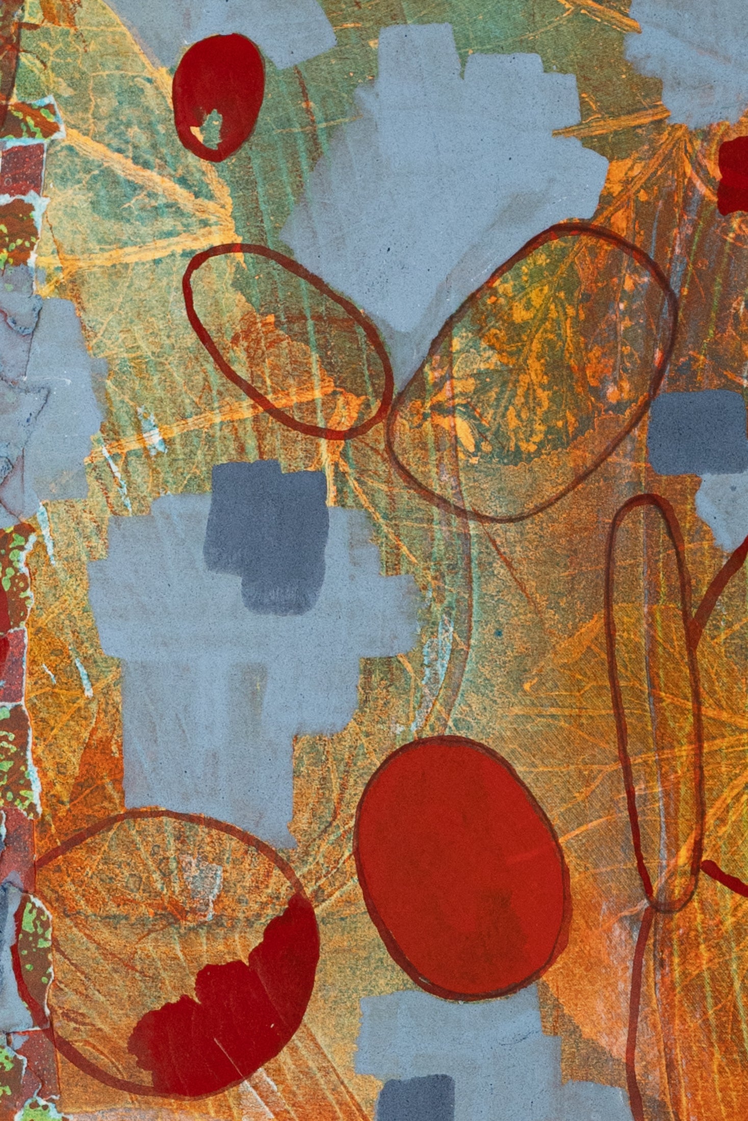 Abstrakte Komposition aus Blattformen in Rot, Orange und Blau mit organischen und geometrischen Strukturen – Abstract composition of leaf shapes in red, orange and blue with organic and geometric structures.