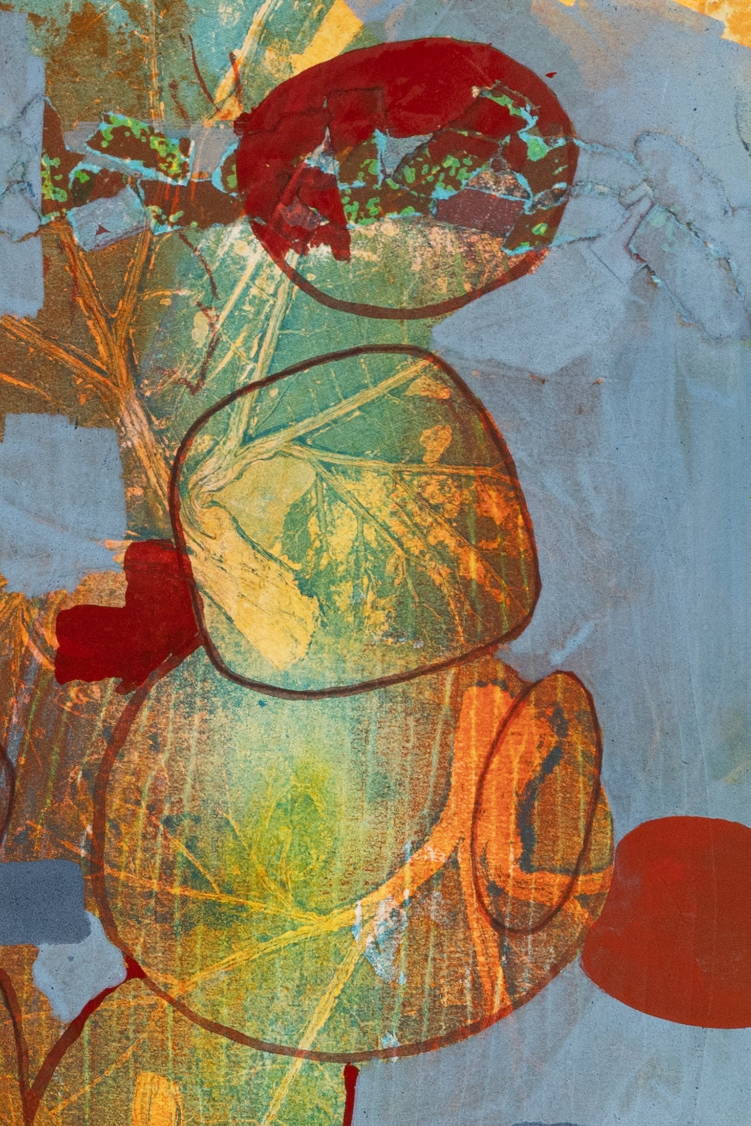 Abstrakte Komposition aus Blattformen in Rot, Orange und Blau mit organischen und geometrischen Strukturen – Abstract composition of leaf shapes in red, orange and blue with organic and geometric structures.