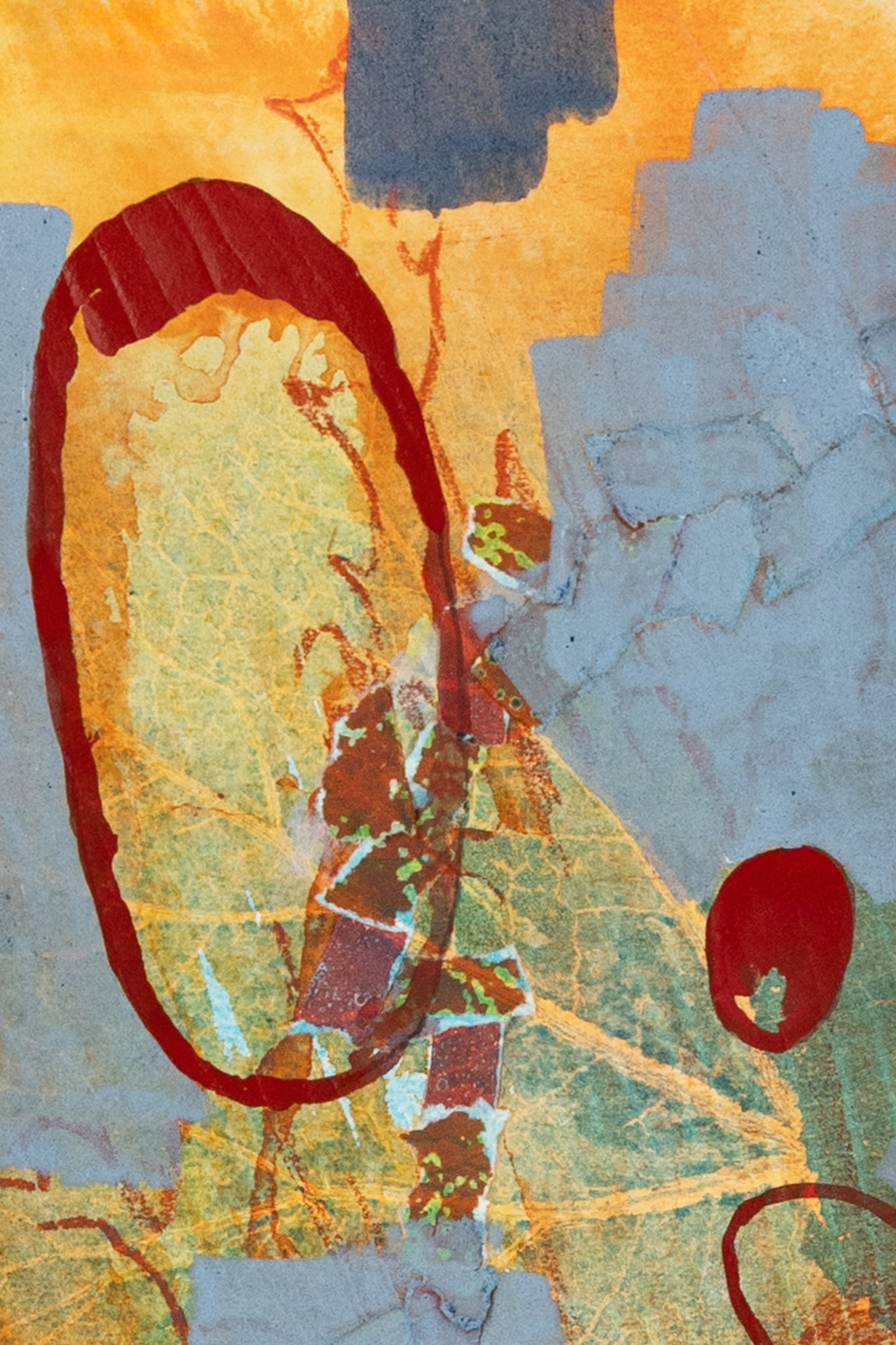 Abstrakte Komposition aus Blattformen in Rot, Orange und Blau mit organischen und geometrischen Strukturen – Abstract composition of leaf shapes in red, orange and blue with organic and geometric structures.