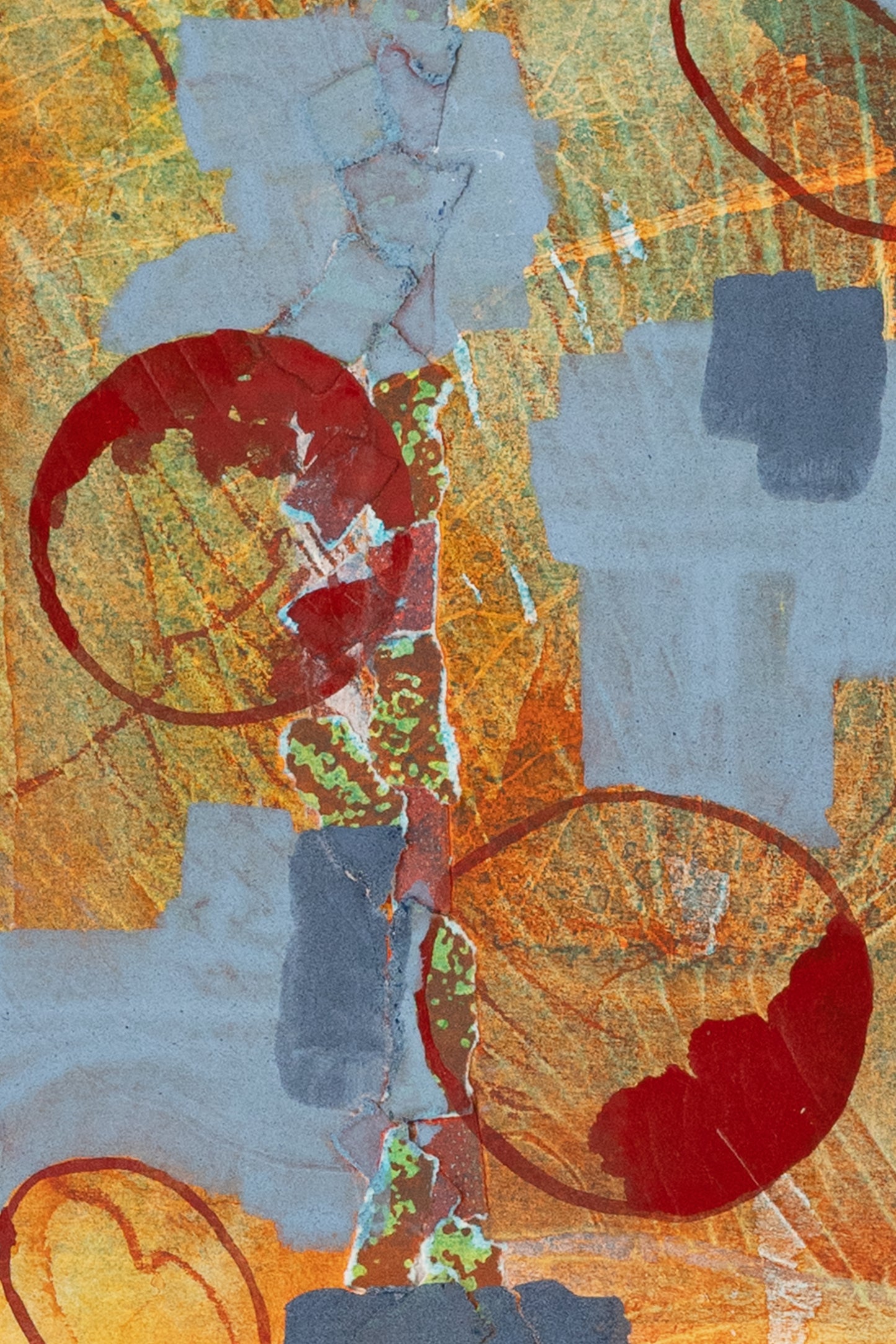 Abstrakte Komposition aus Blattformen in Rot, Orange und Blau mit organischen und geometrischen Strukturen – Abstract composition of leaf shapes in red, orange and blue with organic and geometric structures.