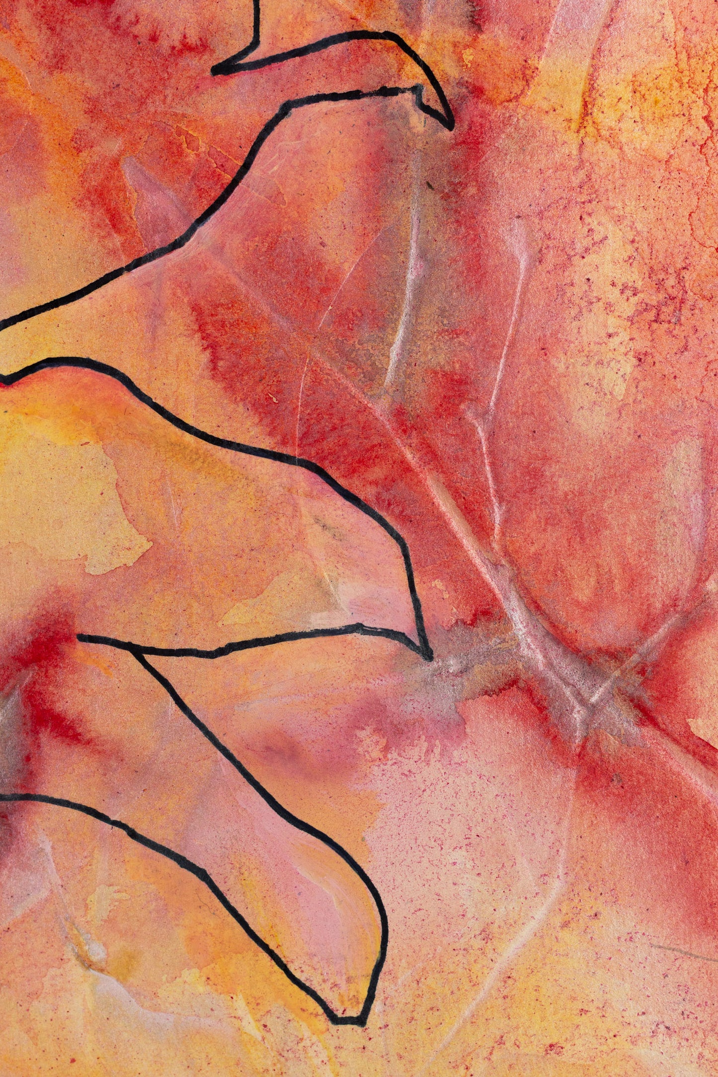 Zarte Blumenform in Rosa-, Orange-, Gelb- und Rottönen mit feinen Linien auf strukturierter Oberfläche – Delicate floral form in shades of pink, yellow and red with fine lines on a textured surface