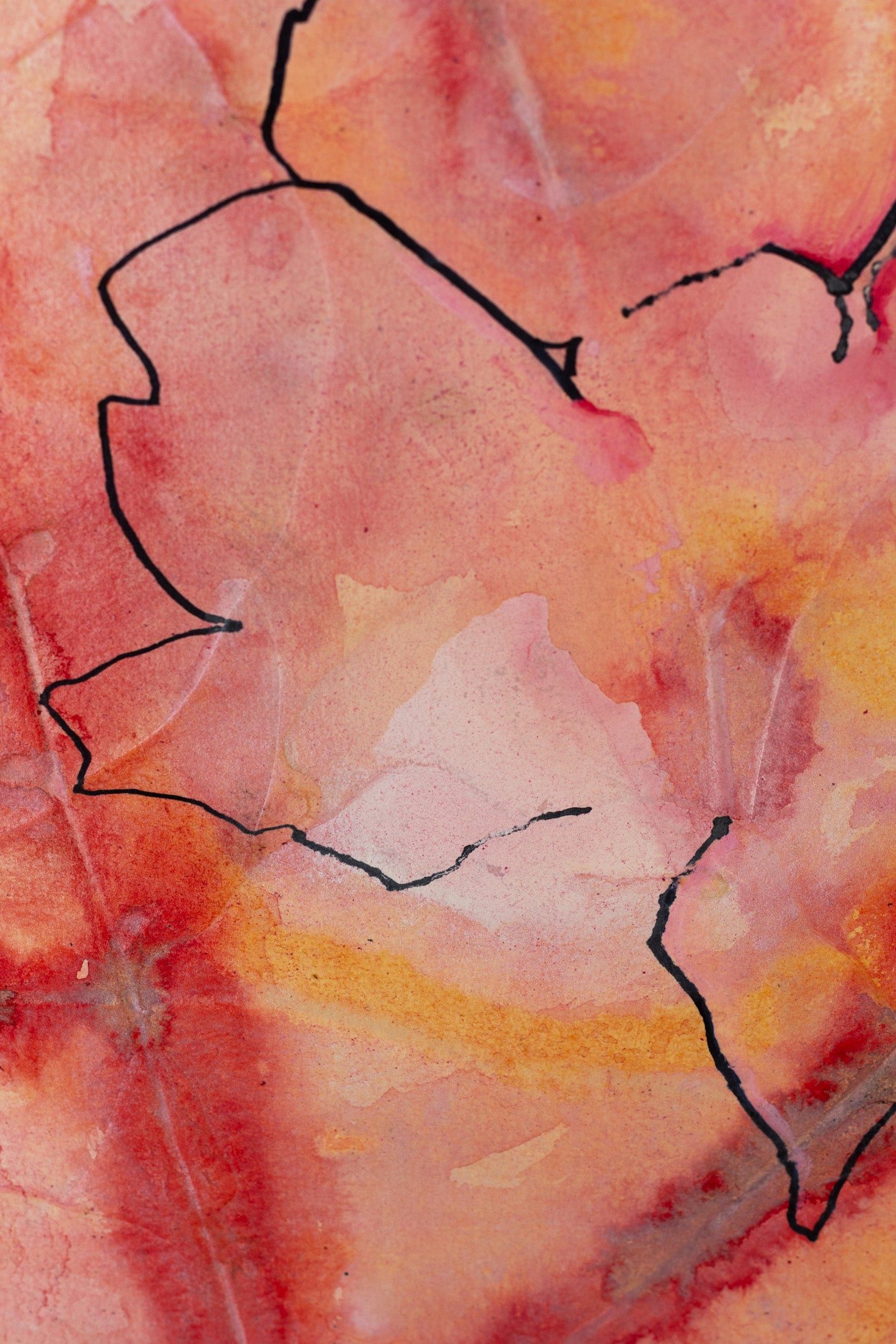 Zarte Blumenform in Rosa-, Orange-, Gelb- und Rottönen mit feinen Linien auf strukturierter Oberfläche – Delicate floral form in shades of pink, yellow and red with fine lines on a textured surface