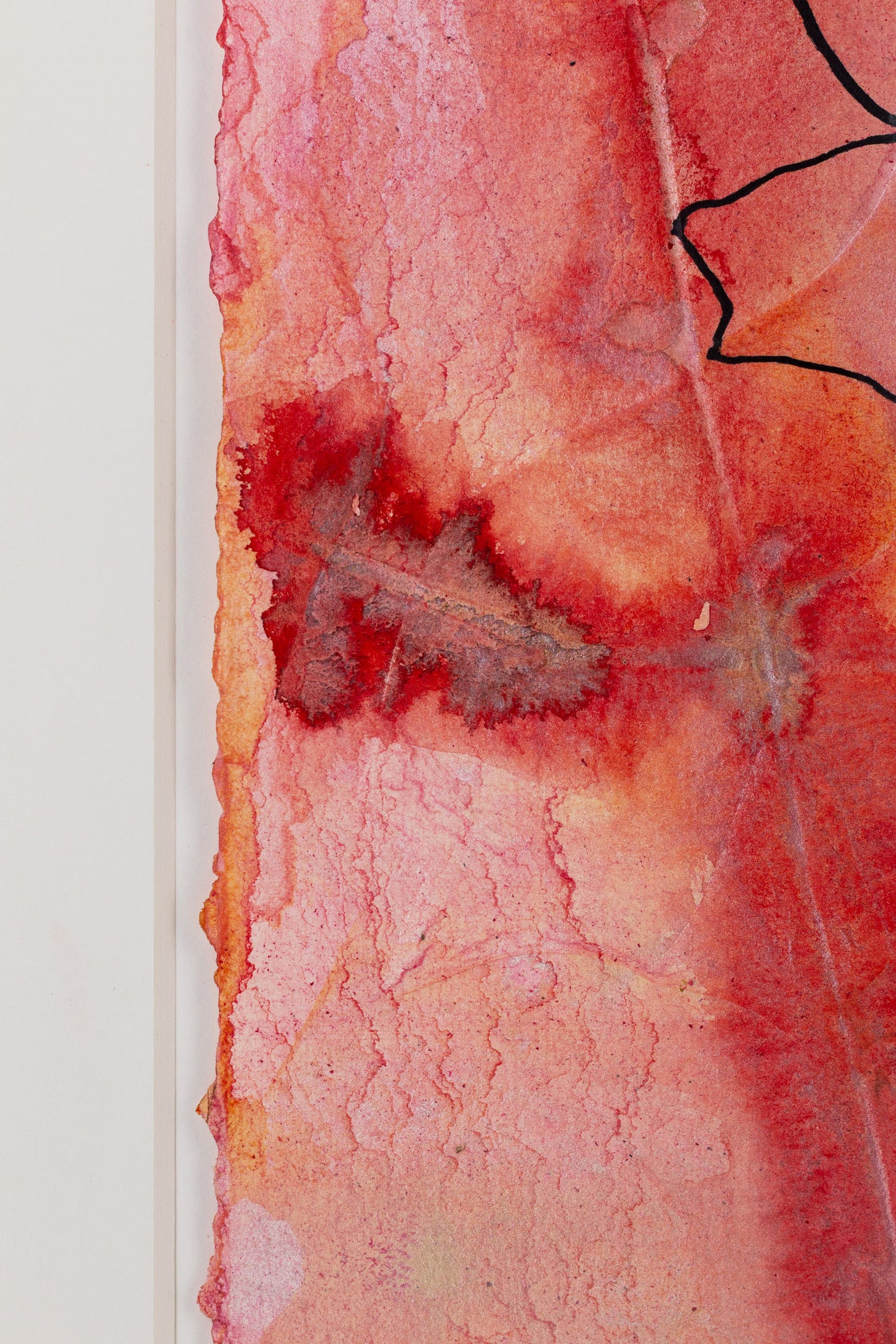 Zarte Blumenform in Rosa-, Orange-, Gelb- und Rottönen mit feinen Linien auf strukturierter Oberfläche – Delicate floral form in shades of pink, yellow and red with fine lines on a textured surface.