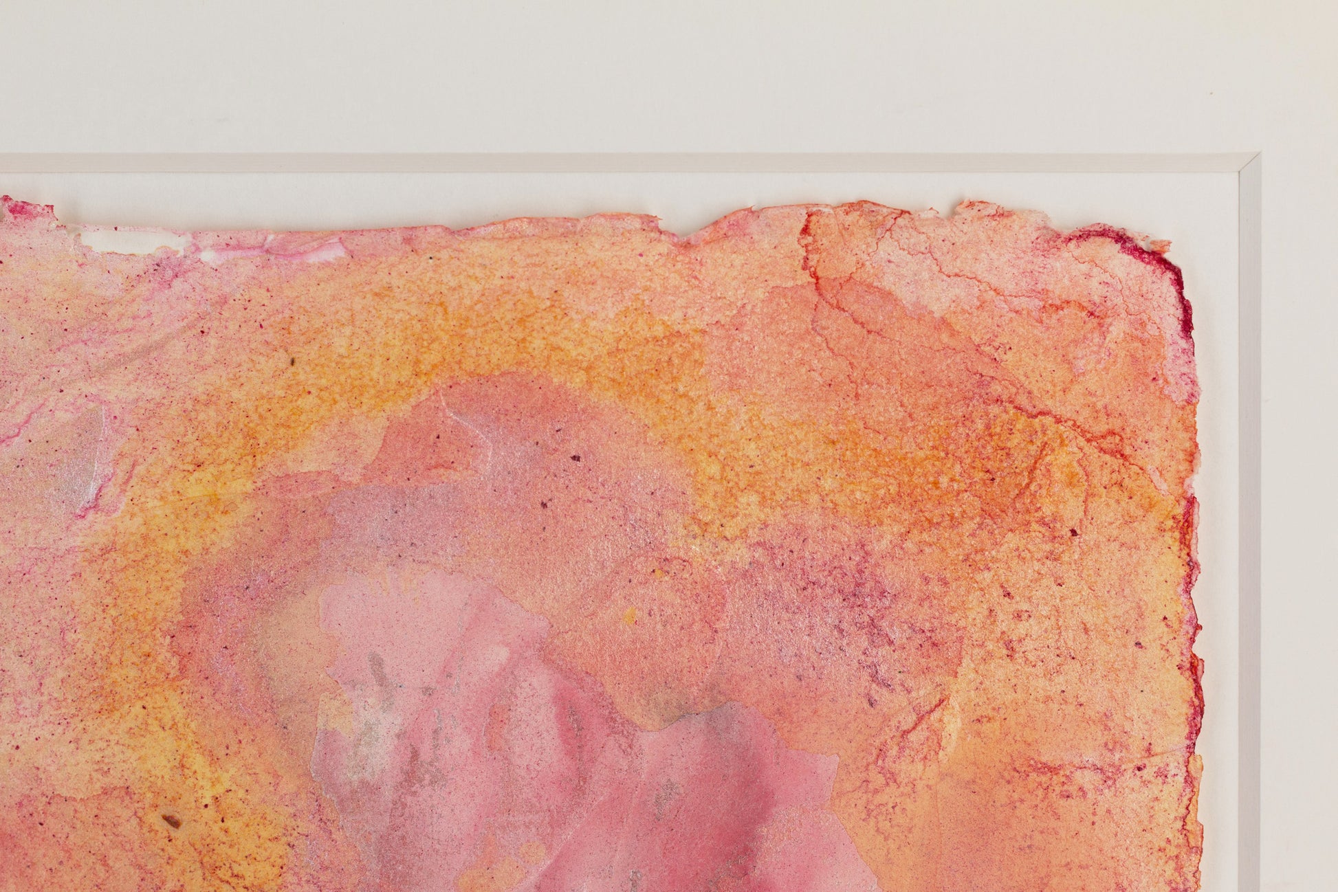 Zarte Blumenform in Rosa-, Orange-, Gelb- und Rottönen mit feinen Linien auf strukturierter Oberfläche – Delicate floral form in shades of pink, yellow and red with fine lines on a textured surface.