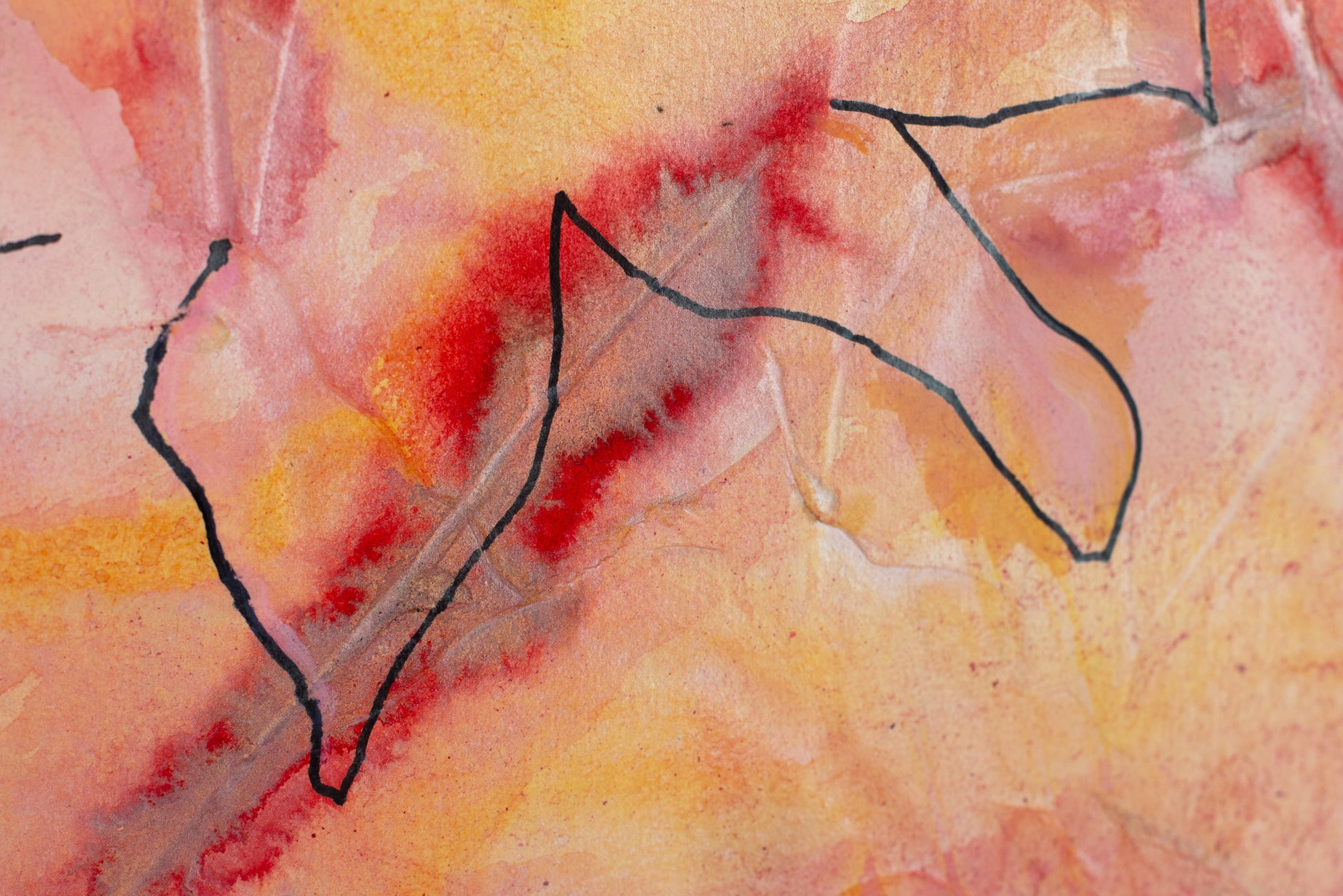 Zarte Blumenform in Rosa-, Orange-, Gelb- und Rottönen mit feinen Linien auf strukturierter Oberfläche – Delicate floral form in shades of pink, yellow and red with fine lines on a textured surface.