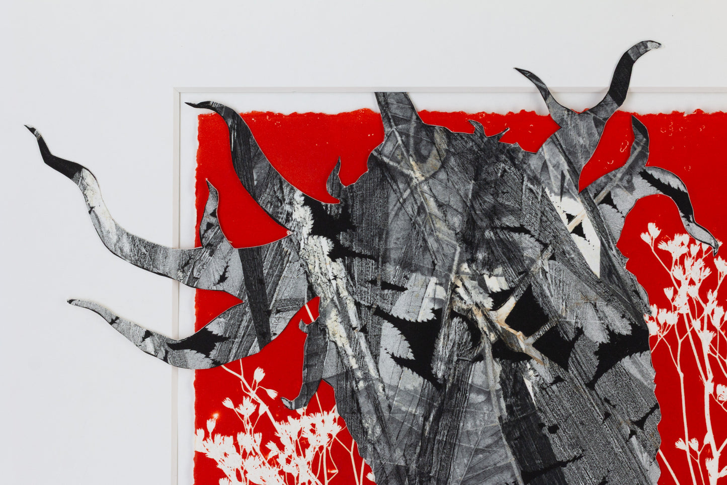 Collage mit schwarzen Blattformen und organischen Strukturen auf leuchtend rotem Hintergrund mit weißen Pflanzenmotiven – Collage with black leaf shapes and organic structures on a vivid red background with white plant silhouettes.