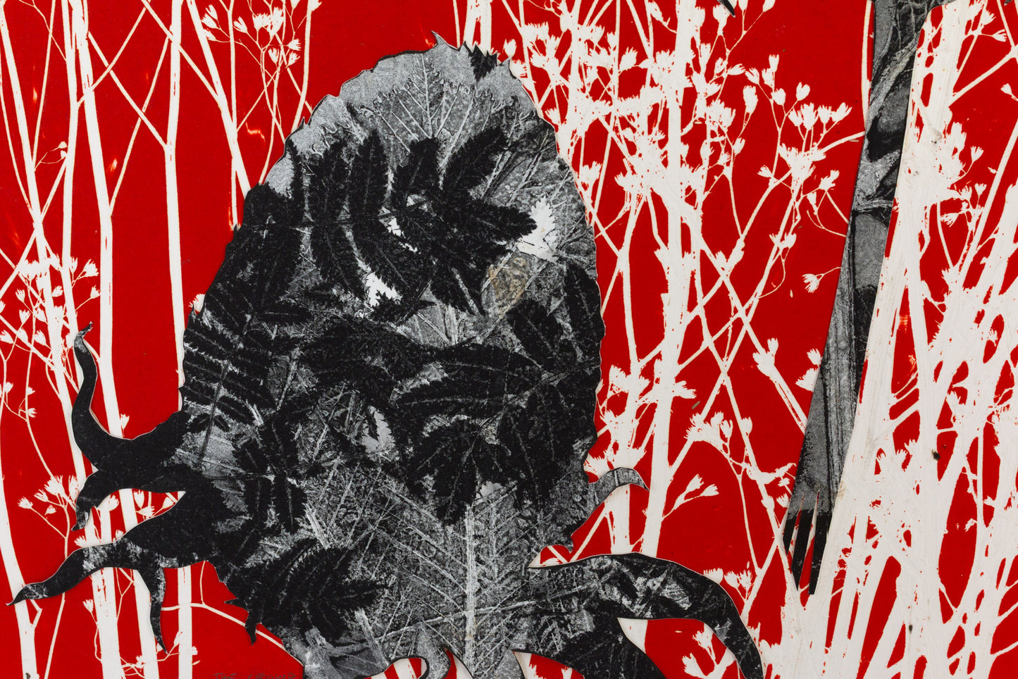 Collage mit schwarzen Blattformen und organischen Strukturen auf leuchtend rotem Hintergrund mit weißen Pflanzenmotiven – Collage with black leaf shapes and organic structures on a vivid red background with white plant silhouettes.