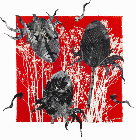 Collage mit schwarzen Blattformen und organischen Strukturen auf leuchtend rotem Hintergrund mit weißen Pflanzenmotiven – Collage with black leaf shapes and organic structures on a vivid red background with white plant silhouettes.