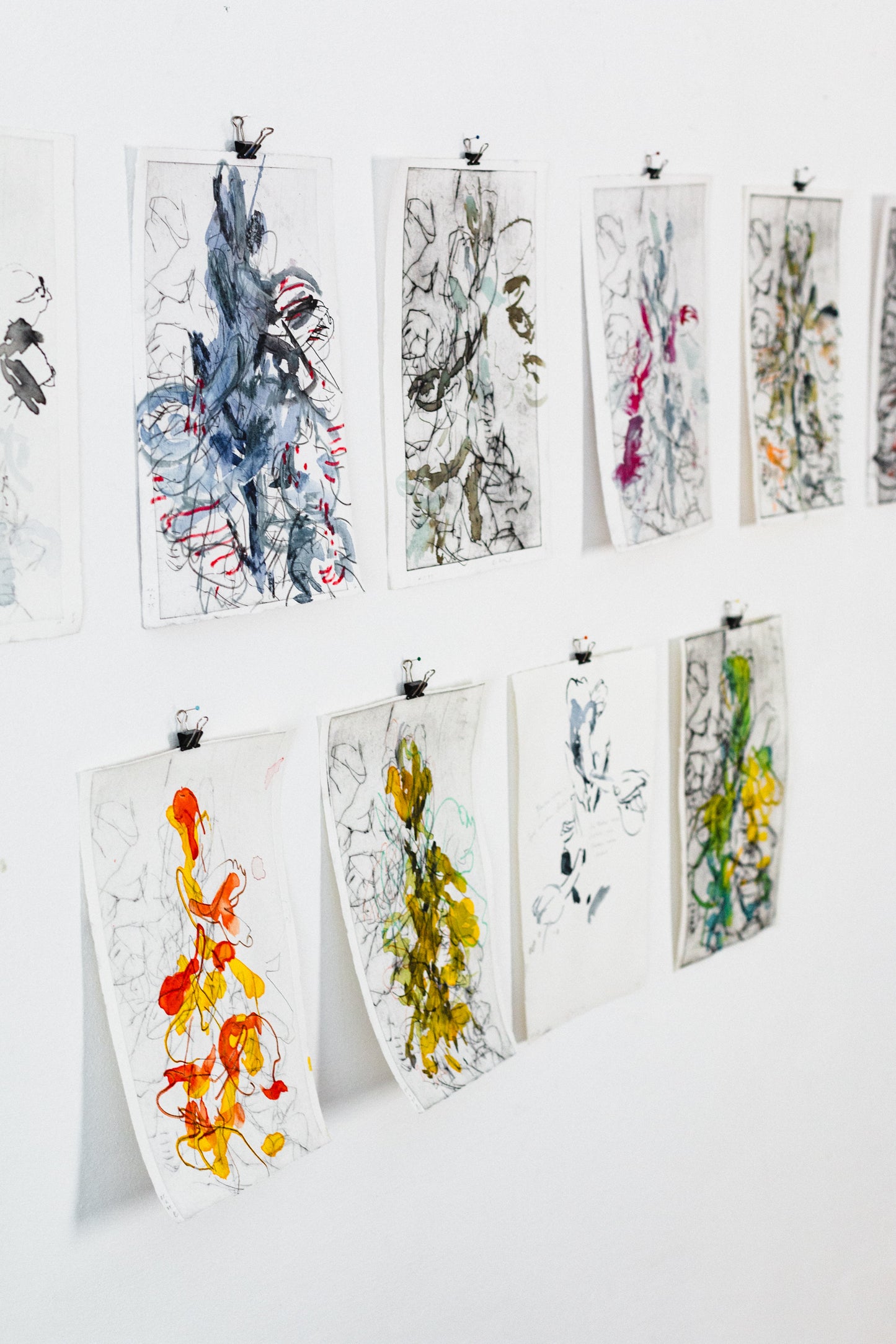 Abstraktes Pflanzenmotiv von Knabenkraut mit feinen schwarzen Linien und Flächen in Schwarz-, Orange-, Pink-, Grün-, Gelb- und Blautönen – Abstract plant motif of a marsh orchid with fine black lines and areas of black, green, yellow, pink, red, blue and orange