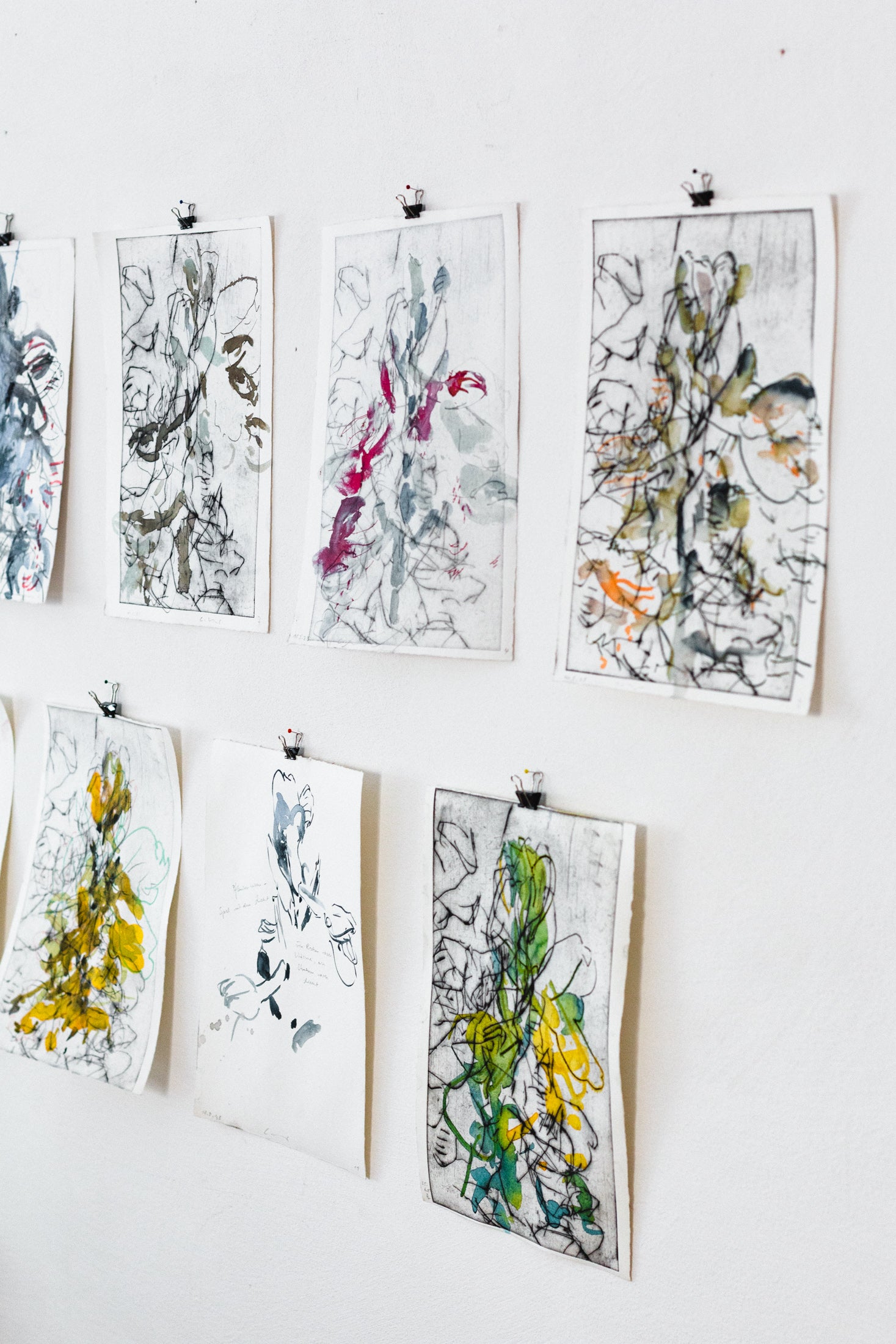 Abstraktes Pflanzenmotiv von Knabenkraut mit feinen schwarzen Linien und Flächen in Schwarz-, Orange-, Pink-, Grün-, Gelb- und Blautönen – Abstract plant motif of a marsh orchid with fine black lines and areas of black, green, yellow, pink, red, blue and orange