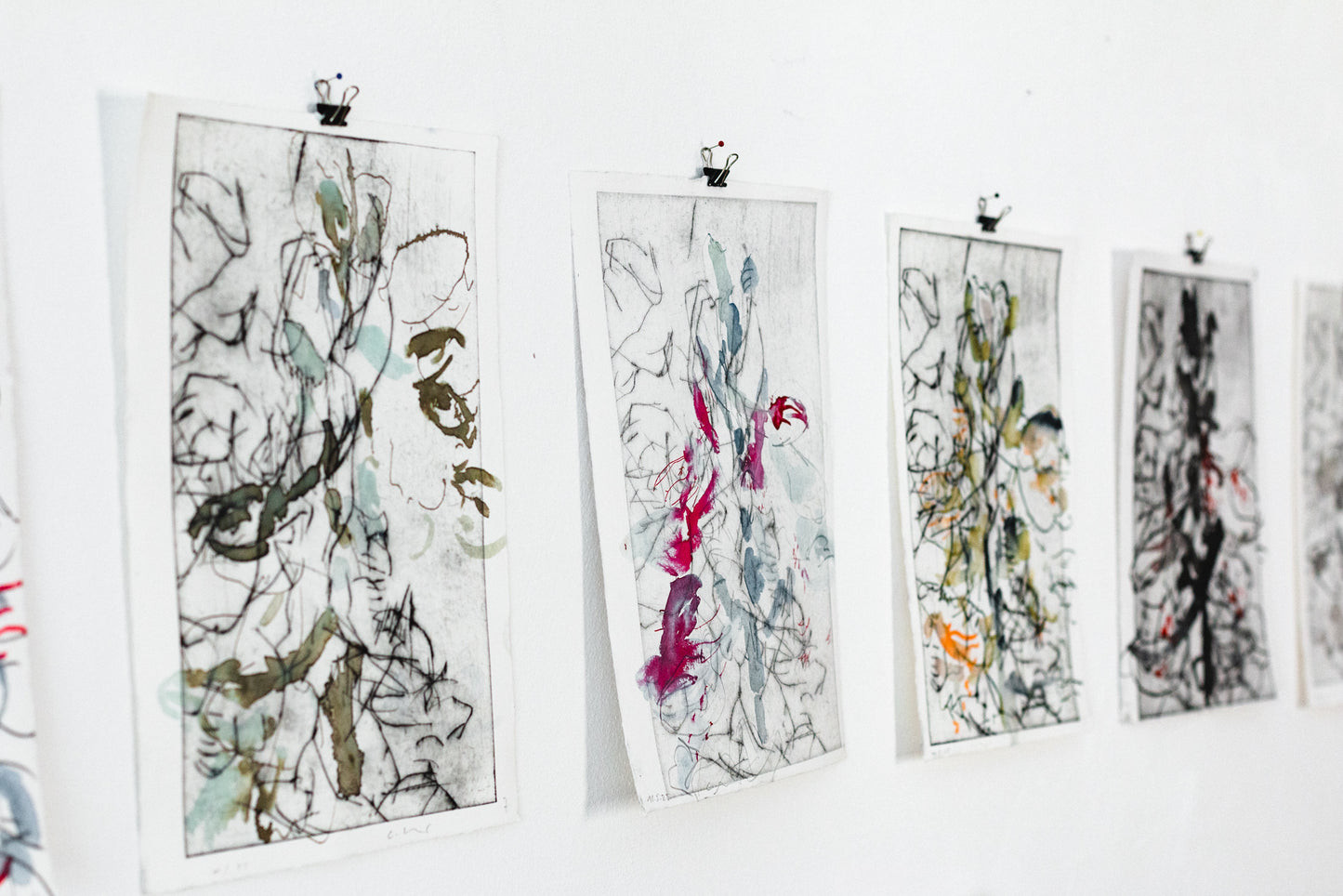 Abstrakte Radierung mit Pflanzenmotiv von Knabenkraut mit feinen schwarzen Linien und Flächen in Schwarz-, Orange-, Pink-, Grün-, Gelb- und Blautönen – Abstract etching of plant motif of a marsh orchid with fine black lines and areas of black, green, yellow, pink, red, blue and orange