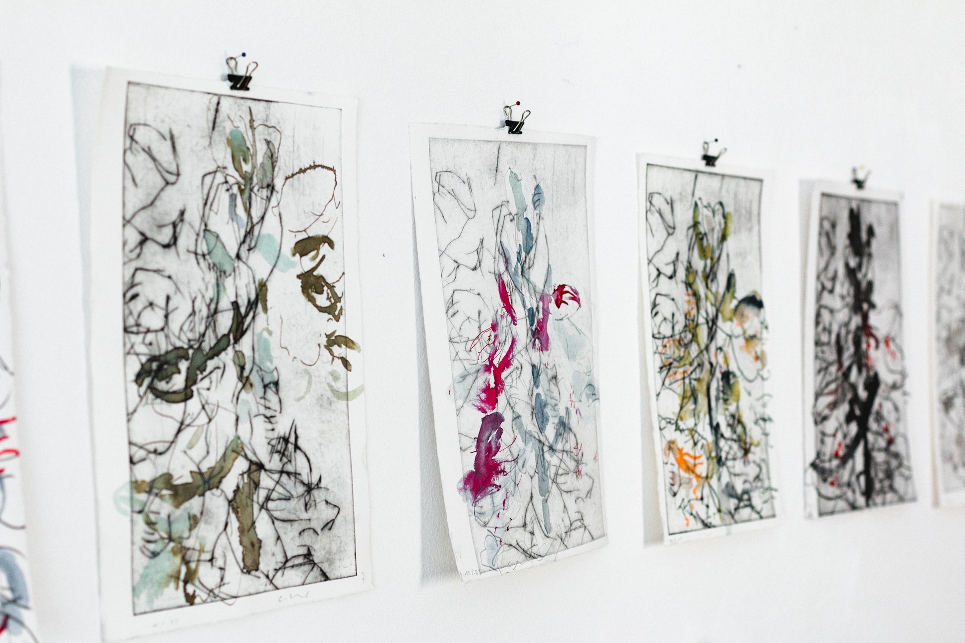 Abstrakte Radierung mit Pflanzenmotiv von Knabenkraut mit feinen schwarzen Linien und Flächen in Schwarz-, Orange-, Pink-, Grün-, Gelb- und Blautönen – Abstract etching of plant motif of a marsh orchid with fine black lines and areas of black, green, yellow, pink, red, blue and orange