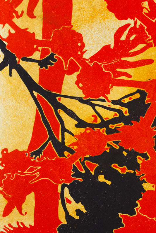 Abstraktes Pflanzenmotiv in kräftigem Rot, Schwarz und Gelb mit überlagernden Formen und kontrastreicher Flächenwirkung – Abstract plant motif in vivid red, black and yellow with layered shapes and strong contrasts.