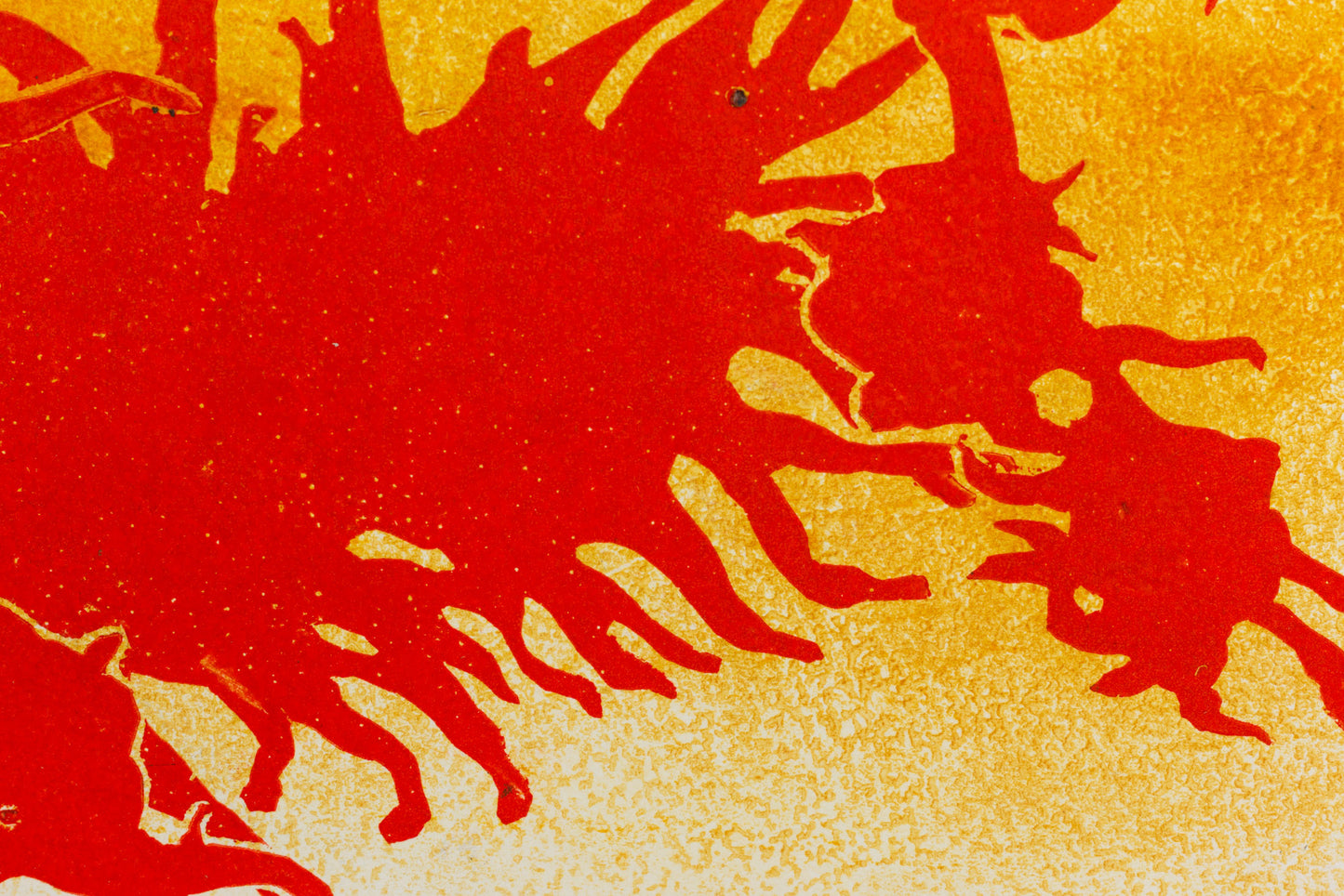 Abstraktes Pflanzenmotiv in kräftigem Rot, Schwarz und Gelb mit überlagernden Formen und kontrastreicher Flächenwirkung – Abstract plant motif in vivid red, black and yellow with layered shapes and strong contrasts.