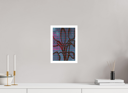 Grafisches Bild einer dunklen, silhouettenhaften Pflanzenstruktur auf blauem Hintergrund, überlagert von einem regelmäßigen, leuchtend pinken Raster. Die organische Form wirkt wie technisch vermessen oder gescannt. Die Gesamtwirkung ist dunkel und kontrastreich. Graphic image of a dark, silhouetted plant-like structure on a blue background, overlaid with a regular, bright pink grid. The organic form appears as if it has been technically measured or scanned. The overall impression is dark and high-contrast.
