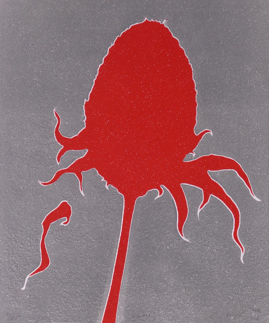 roter-bluetenstand-silberner-bildhintergrund-glut